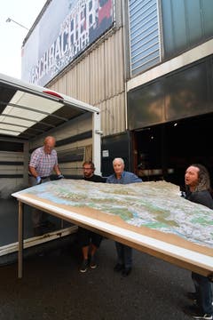 Donnerstag, 15.54: Ernst Schefer ist in Zürich angekommen und lädt das grosse Thurgauer Relief - es ist 2,6 Meter breit und 1,6 Meter lang - aus dem Lastwagen. (Bild: Manuel Nagel)