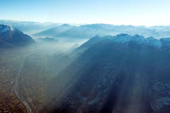 Links im Bild: Vaduz, rechts Räfis und Sevelen, Fulfirst, Alvier, Gauschla, im Hintergrund der Gonzen und das Pizolgebiet. (Bild: Ursula Gebendinger)