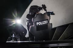 Sondereinheit der Stapo übt in Liegenschaft an der Haldenstrasse (Bild: Michel Canonica)