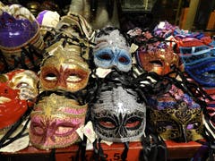 Hier konnte ich mich nicht entscheiden, also lies ich es bleiben. Natürlich kam ich nicht zur Ruh und kaufte mir doch noch eine Maske dazu! Aufgenommen in Venedig. (Bild: Margrith Imhof-Röthlin)
