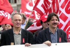 Paul Rechsteiner mit Ratskollege Remo Gysin am 1. Mai Demonstrationszug 2001. (Bild: Keystone)