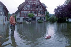 Ein Jugendlicher lässt am Sonntag, 6. Juni 1999 auf einem überfluteten Parkplatz in Ermatingen (TG) sein Modellboot im Wasser des über die Ufer getretenen Bodensees kreisen. (Bild: Keystone/Christoph Ruckstuh)