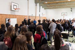 Beim Speed-Dating zur Berufswahl bekommen St.Galler Kantonsschülerinnen und Kantonsschüler einen Einblick in den Berufsalltag von Rotariern. (Bild: Sabrina Stübi)