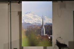 September: Pfarrer Lukas Butscher beweist mit seinem Teleobjektiv, dass der Säntis näher bei der evangelischen Kirche ist, als man denkt. (Bild: manuel nagel)