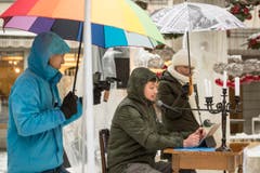 Guerilla-Aktion: Die Redaktion der "Ostschweiz am Sonntag" liest am Sonntagsverkauf aus dem E-Paper vor. Ort: Aepliplatz, 9000 Sankt Gallen. (Bild: Hanspeter Schiess)