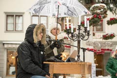 Guerilla-Aktion: Die Redaktion der "Ostschweiz am Sonntag" liest am Sonntagsverkauf aus dem E-Paper vor. Ort: Aepliplatz, 9000 Sankt Gallen. (Bild: Hanspeter Schiess)