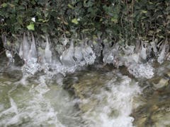 Eiszapfen im Bach. (Bild: Claudine Germann)
