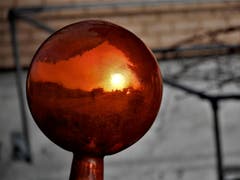 Falls ihr heute die Sonne sucht, sie versteckt sich in dieser Rosenkugel und ich versuche sie im Herz zu tragen. Aufgenommen im Gebiet Allmig, Küssnacht. (Bild: Margrith Imhof-Röthlin)