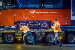 Appenzeller Bahnen laden neues Rollmaterial in St.Gallen ab. (Bild: Michel Canonica)
