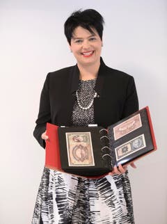 Marianne Rapp mit Banknotensammlung aus der ganzen Welt: Verkaufspreis 63‘440 Franken (Verkaufspreis inkl. Aufschlag, ohne MwSt.). (Bild: pd)