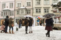 Guerilla-Aktion: Die Redaktion der "Ostschweiz am Sonntag" liest am Sonntagsverkauf aus dem E-Paper vor. Ort: Aepliplatz, 9000 Sankt Gallen. (Bild: Hanspeter Schiess)