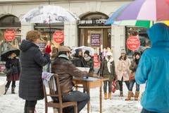 Guerilla-Aktion: Die Redaktion der "Ostschweiz am Sonntag" liest am Sonntagsverkauf aus dem E-Paper vor. Ort: Aepliplatz, 9000 Sankt Gallen. (Bild: Hanspeter Schiess)
