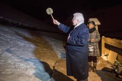 Der St.Galler Bischof Markus Büchel segnet den Rekord-Adventskranz. (Bild: Urs Bucher)