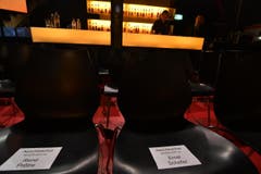 18.25: Drinnen werden die Plätze für die Gäste zugeteilt. (Bild: Manuel Nagel)