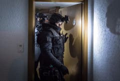 Sondereinheit der Stapo übt in Liegenschaft an der Haldenstrasse (Bild: Michel Canonica)
