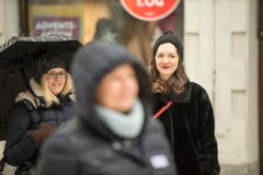 Guerilla-Aktion: Die Redaktion der "Ostschweiz am Sonntag" liest am Sonntagsverkauf aus dem E-Paper vor. Ort: Aepliplatz, 9000 Sankt Gallen. (Bild: Hanspeter Schiess)