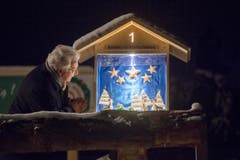 Weltrekord Adventskranz in Mosnang. Bischof Markus Büchel betrachtet das erste Adventsfenster © Urs Bucher/TAGBLATT (Bild: Urs Bucher)