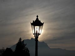Natürlich geht es noch kostengünstiger als LED, letzte Sonnenstrahlen richten es auch ! Aufgenommen im Gebiet Meggenhorn. (Bild: Margrith Imhof-Röthlin)