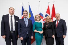 Flaschengrün mit Perlenkette für das Efta-Ministertreffen in Genf im November 2017. (Bild: KEYSTONE/Salvatore Di Nolfi)