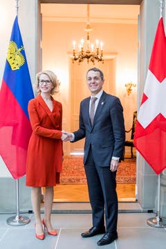 Beim Treffen im Februar mit dem Schweizer Bundesrat Ignazio Cassis trug die Lichtensteinerin passend ein rotes Kleid zur Schweizer Fahne. (Bild: KEYSTONE/Christian Merz)