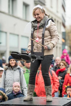 Bohl vor dem Waaghaus Start St.Galler Fasnacht 2018 mit Guggen und Plakatenthüllung. (Bild: Hanspeter Schiess)
