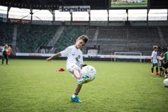 Bärenbande im Kybunpark: 250 Kinder dürfen mit Spielern des FCSG trainieren (Bild: Sabrina Stübi)