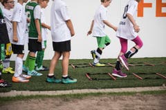 Bärenbande im Kybunpark: 250 Kinder dürfen mit Spielern des FCSG trainieren (Bild: Sabrina Stübi)