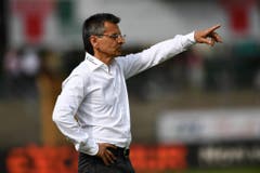 Der neue FCSG-Coach Boro Kuzmanovic dirigiert seine Mannschaft. (Bild: Keystone)