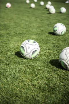 Bärenbande im Kybunpark: 250 Kinder dürfen mit Spielern des FCSG trainieren (Bild: Sabrina Stübi)