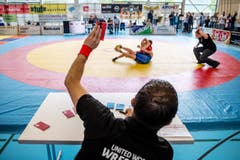 Ein Richter zeigt den Kampf an. (Bild: Philipp Schmidli)