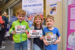 Susanne Scheidegger aus Stans mit Joel (40 218) und Cyrill (40 219), Startnummer 40 220, zum 41. Stadtlauf: «Die Kinder freuen sich natürlich, wenn sie mir und meinem Mann davonspringen können und wir nach ihnen ins Ziel kommen.» (Bild: LZ)