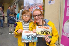 Sarah Kasper mit Henrik, Stadt Luzern, Startnummer 15 167, zum 41. Stadtlauf: «Wir freuen uns riesig auf den Familienlauf. Ein Kompliment an die Organisatoren; der Anlass erfreut sich grosser Beliebtheit, sicher auch, weil jede Person teilnehmen kann.» (Bild: LZ)