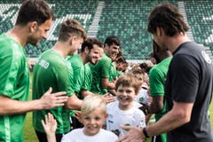 Bärenbande im Kybunpark: 250 Kinder dürfen mit Spielern des FCSG trainieren (Bild: Sabrina Stübi)