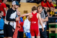 Die Betreuer von der Ringerriege Hergiswil sprechen in der Kampfpause mit Finn Peter (Bild: Philipp Schmidli)