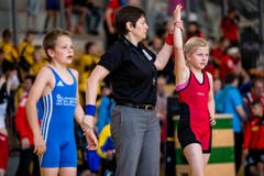 Anja Epp von der Ringerriege Schattdorf (rot) gegen Silas Dietiker von der Ringerstaffel Freiamt (blau). (Bild: Philipp Schmidli)