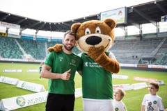 Bärenbande im Kybunpark: 250 Kinder dürfen mit Spielern des FCSG trainieren (Bild: Sabrina Stübi)