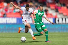 Matheus Cunha behauptet den Ball gegen Yannis Tafer. (Bild: Keystone)
