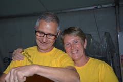 René und Monika Kuhn: Zwei von rund 250 Helferinnen und Helfern beim Fünf-Tage-Fest der Blechharmonie Kirchberg. (Bild: Beat Lanzendorfer)