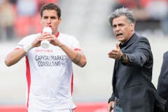 Alex Succar erhält Anweisungen von Sion-Trainer Maurizio Jacobacci. (Bild: Keystone)
