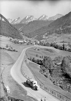 Ein Postauto mit Anhänger und teilweise offenem Dach fährt 1945 in Richtung Stein. (Bild: PD)