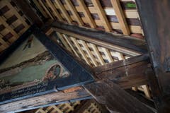Von Auge kaum sichtbar: Glasscheiben zwischen den Bildern und dem Dachbalken rechts oben sollen das Feuer aufhalten. (Bild: Manuela Jans-Koch (Luzern, 3. Mai 2018))