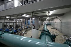 Über die grünen Leitungen gelangt das Wasser in die Haushalte und die Reservoire. (Bild: Pius Amrein (1. Mai 2018))