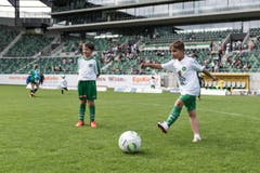 Bärenbande im Kybunpark: 250 Kinder dürfen mit Spielern des FCSG trainieren (Bild: Sabrina Stübi)
