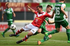 Jasper Van Der Werff im Kampf um den Ball. (Bild: Keystone)
