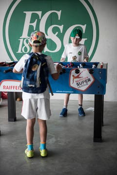 Bärenbande im Kybunpark: 250 Kinder dürfen mit Spielern des FCSG trainieren (Bild: Sabrina Stübi)