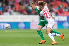 Jasper Van Der Werff im Zweikampf mit Matheus Cunha. (Bild: Keystone)