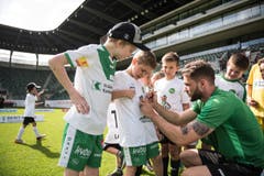 Bärenbande im Kybunpark: 250 Kinder dürfen mit Spielern des FCSG trainieren (Bild: Sabrina Stübi)