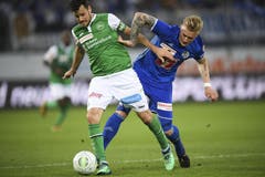 Tranquillo Barnetta im Zweikampf mit Luzerns Schulz. (Bild: keyston)