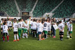 Bärenbande im Kybunpark: 250 Kinder dürfen mit Spielern des FCSG trainieren (Bild: Sabrina Stübi)