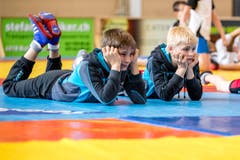 Zwei Ringer beobachten einen Kampf bei den Junioren Ringen-Meisterschaften in der BBZ-Halle in Willisau. (Bild: Philipp Schmidli)